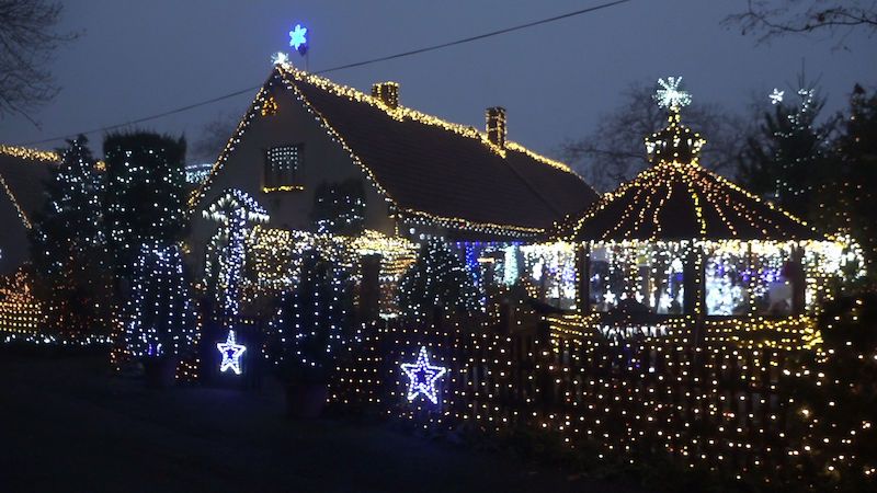 Pan Trunec slavnostně rozsvítí svůj vánočně ozdobený dům